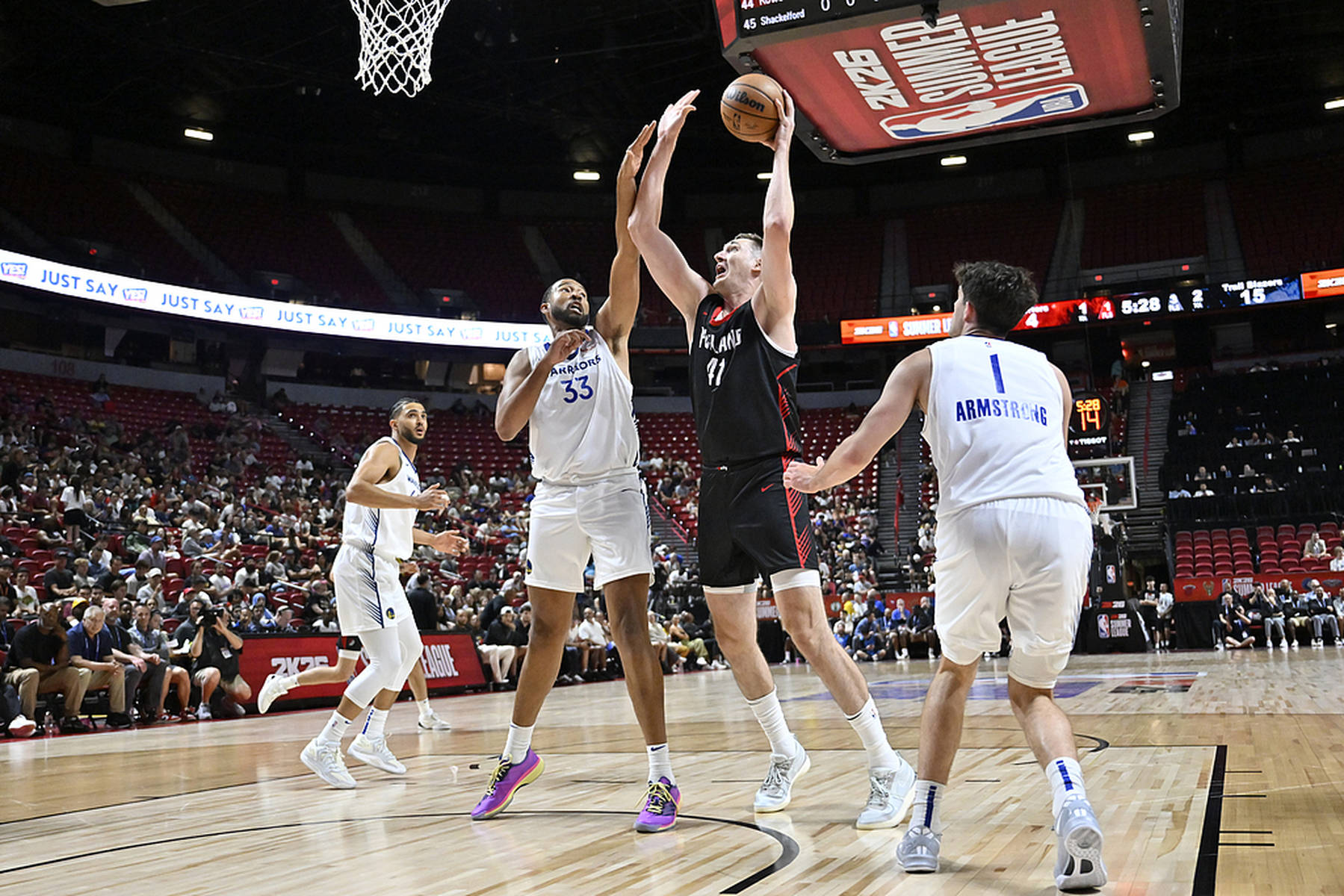 关于篮球极限挑战:球员们在赛场上挑战自我创造奇迹的信息 关于篮球极限挑战:球员们在赛场上挑战自我创造奇迹的信息