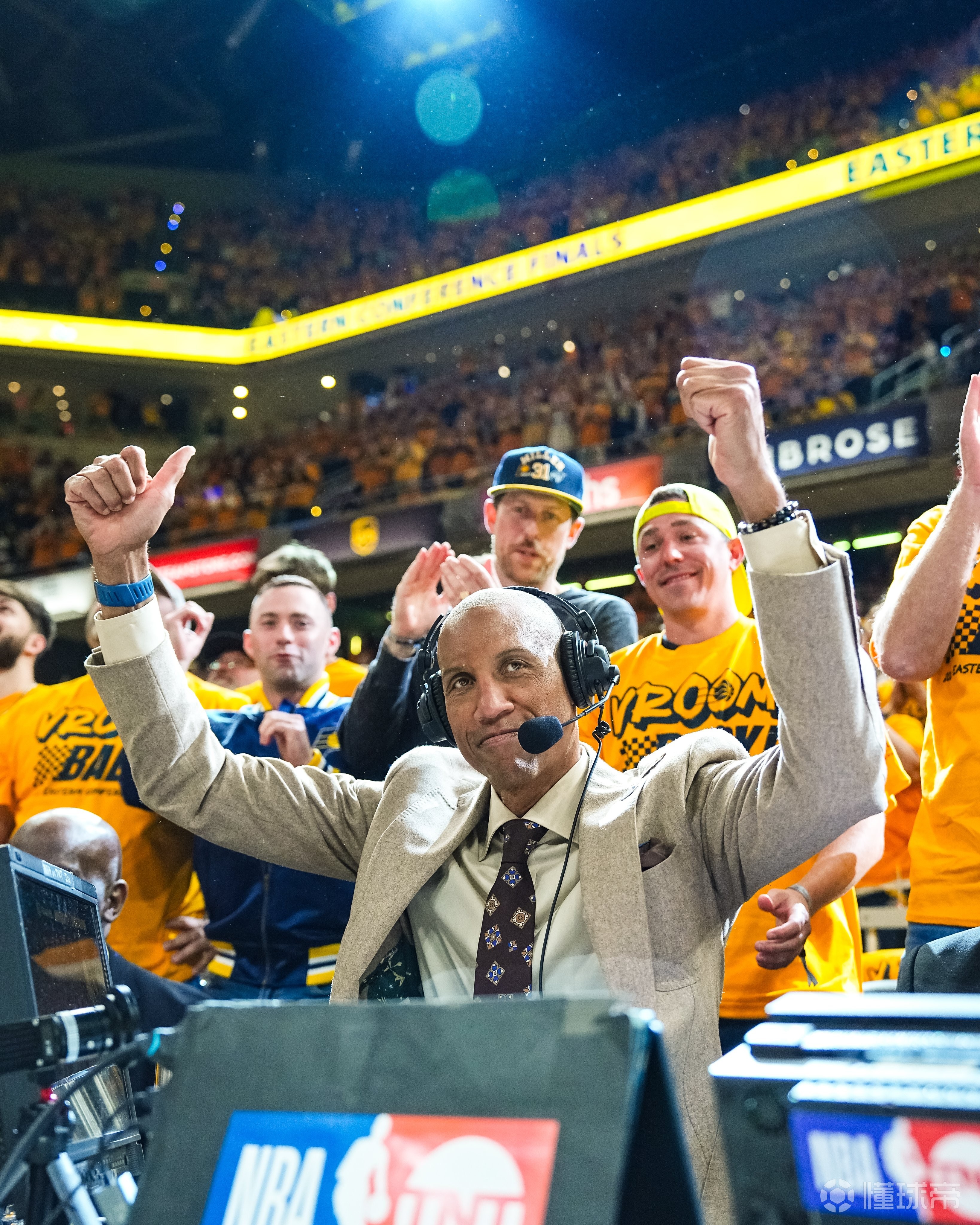 一场关键比赛中球队备受关注，赢得全场掌声