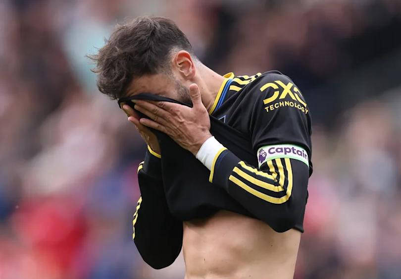 曼联遭遇惨败，球迷情绪低落！