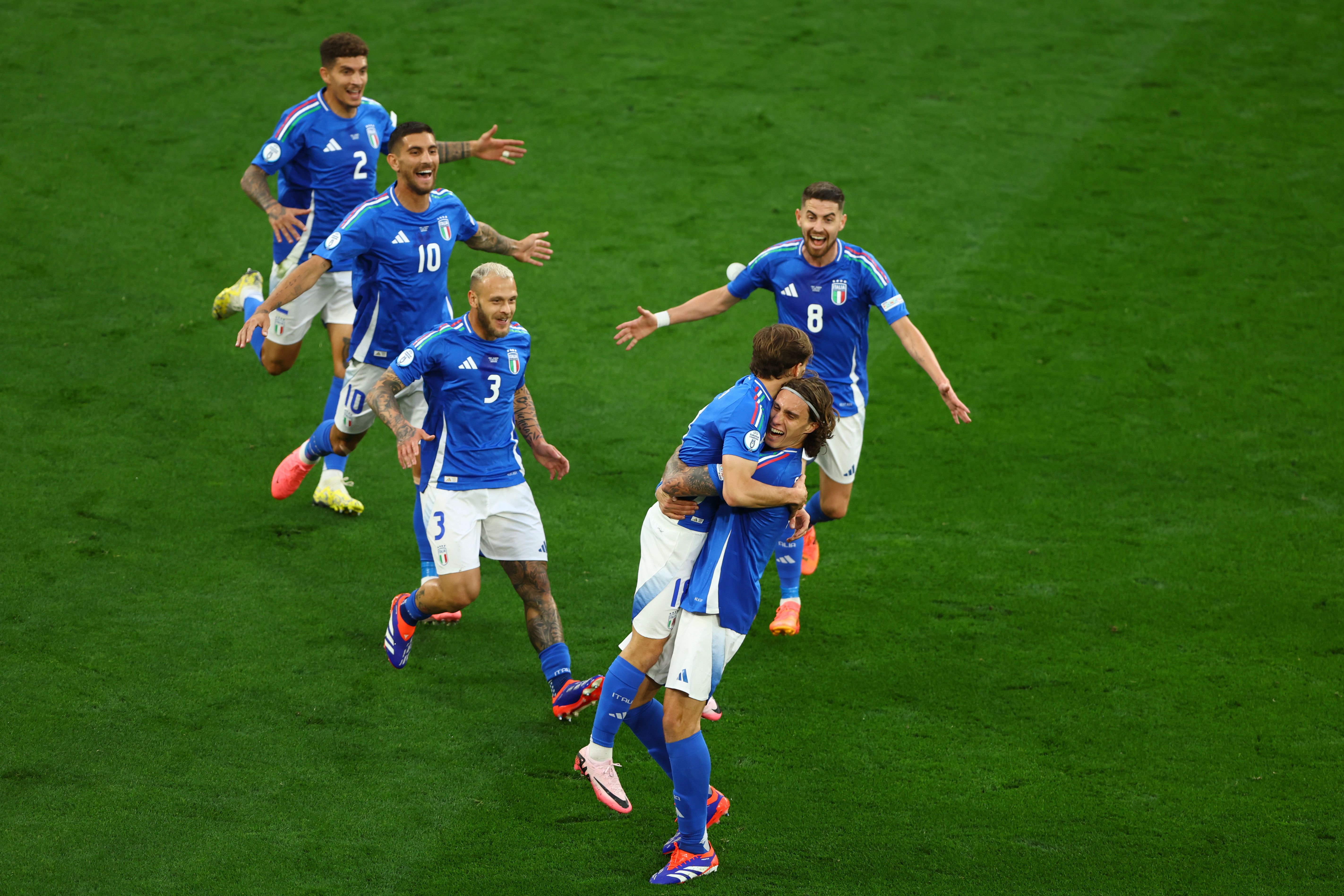 包含欧预赛比赛首轮揭幕,球员们备战冲刺的词条 包含欧预赛比赛首轮揭幕,球员们备战冲刺的词条