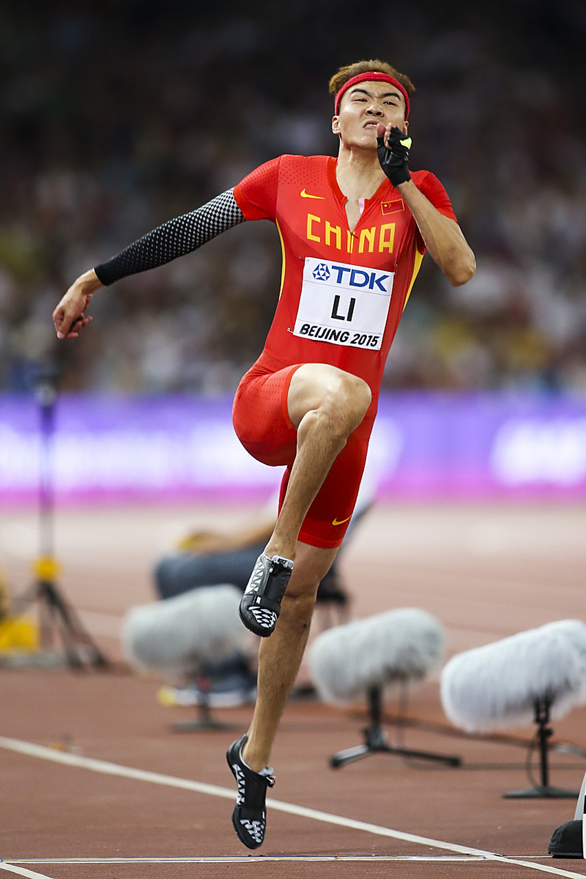 高空俯冲，这位运动员气势如虹的简单介绍