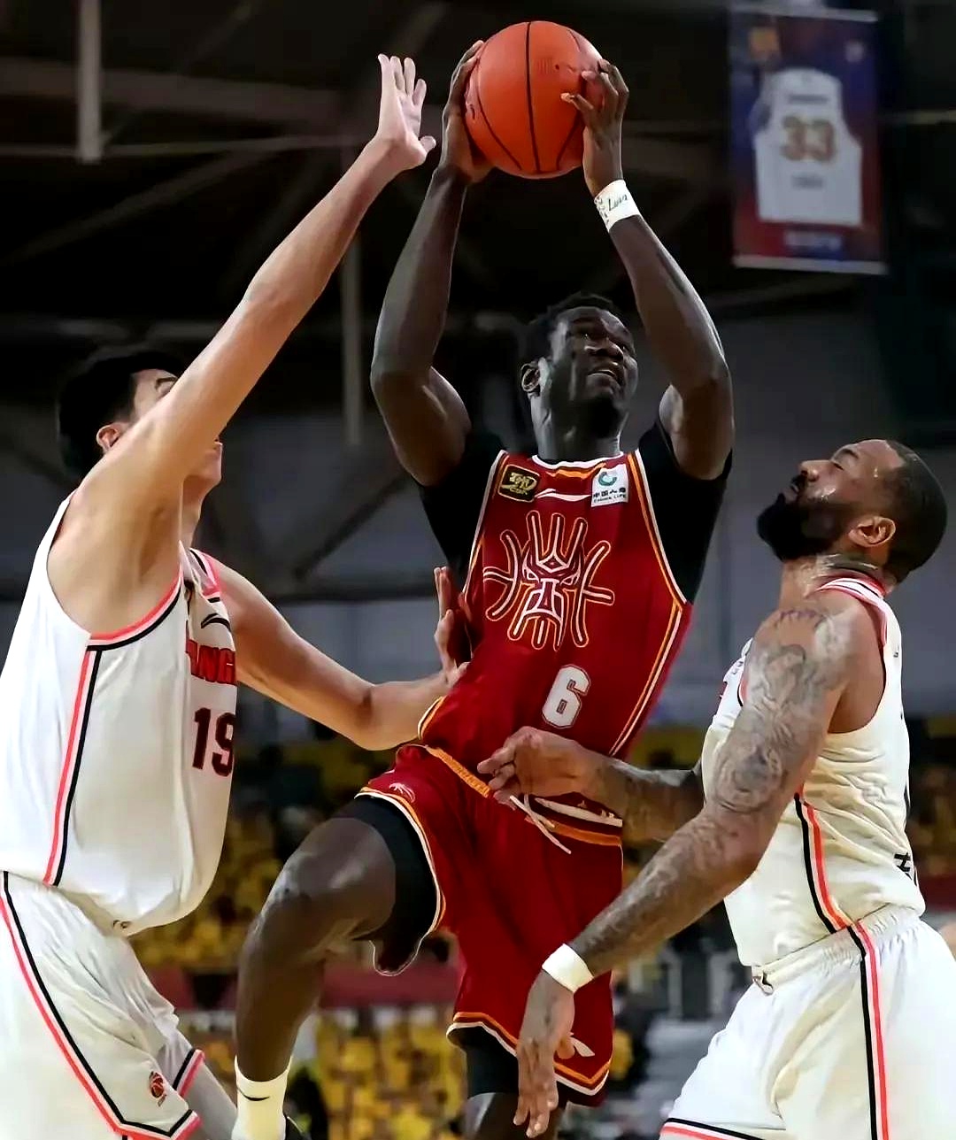 球场上的激烈争夺，胜负难料