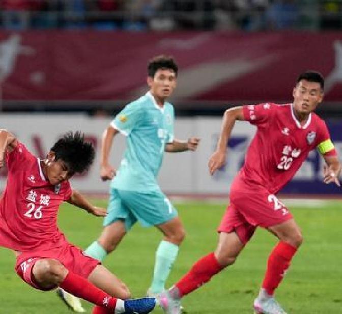 足球赛事连续上演，球迷热情高涨