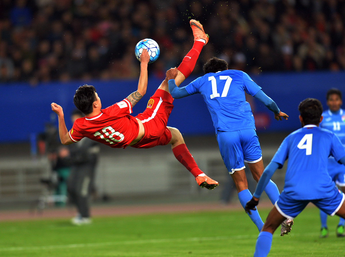 包含足球比赛如战场，鏖战激情不减的词条