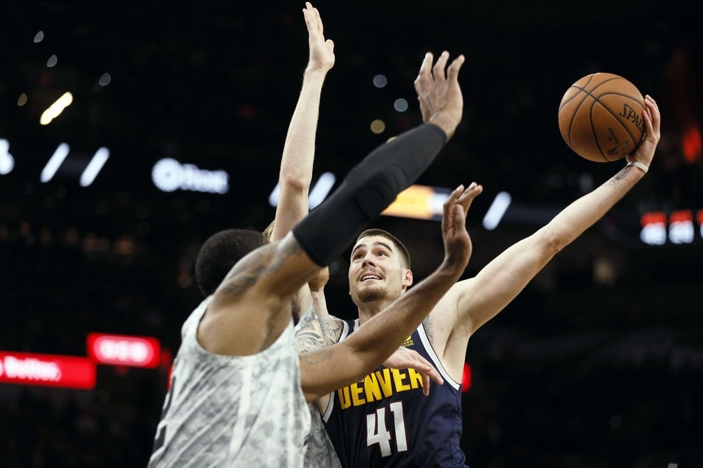 包含马刺碾压掘金，张镇麟统治全场的词条